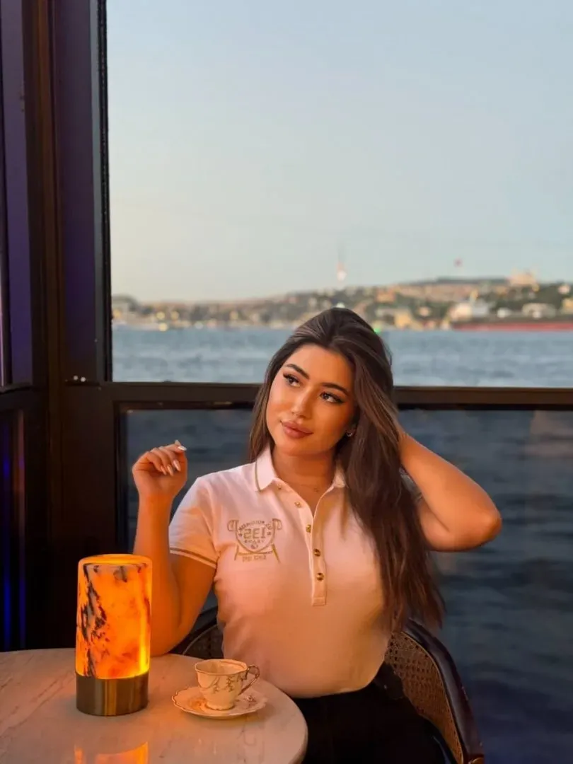 Model Zarina